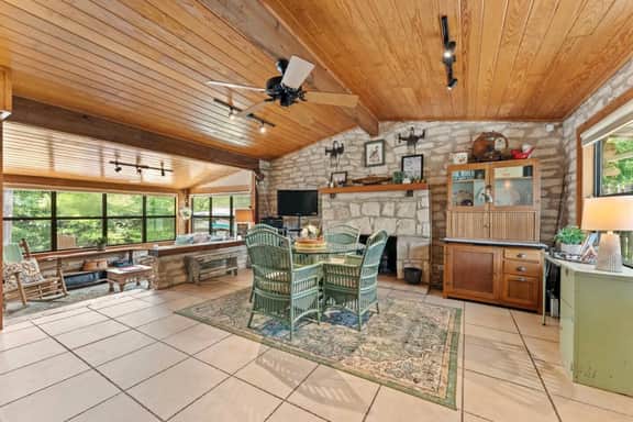 Cozy Cabin ON Guad River- Paddleboard, Kayaks, BBQ