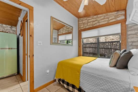 Sleeps 14 on the River! Free Kayaks -by Whitewater