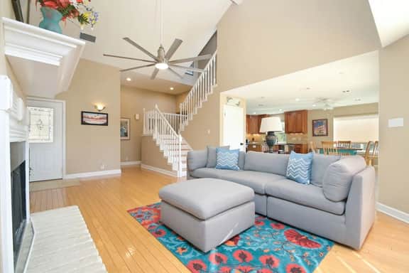 Views! Near Lake - Hot tub - King Mstr w/ Balcony