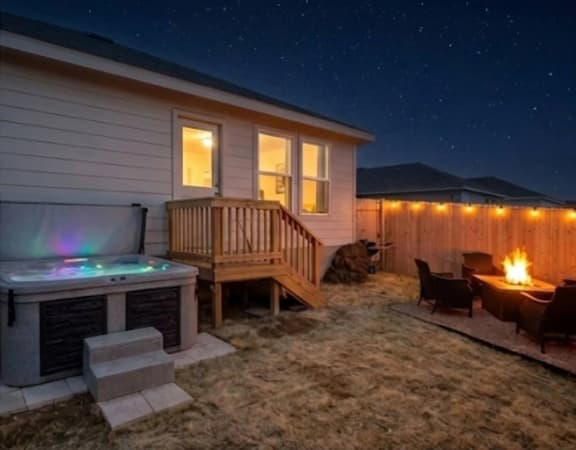 Fam & Friends! GameRoom/Fire Pit/HotTub+Comm Pool