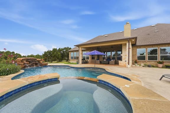 Large groups / Reunions-Pool, Hot Tub, 3 King Beds